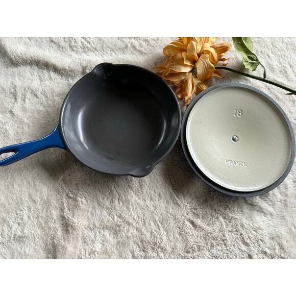Le Creuset No. 20 Skillet with No. 18 Lid Blue - Picture 4 of 4